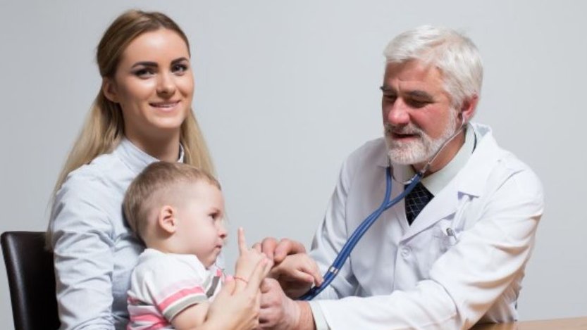 pediatra-con-paciente