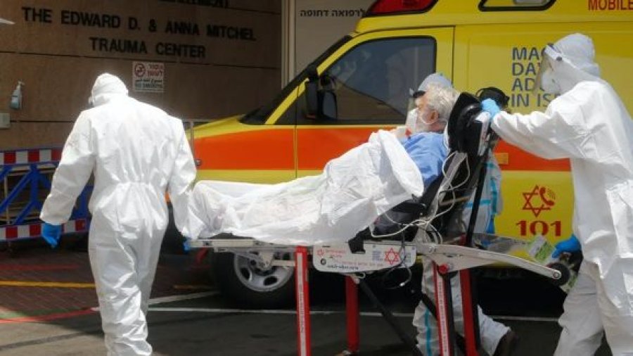 Un paciente covid es trasladado a un centro médico de Tel Aviv (Israel). Shutterstock / r Gil Cohen Magen