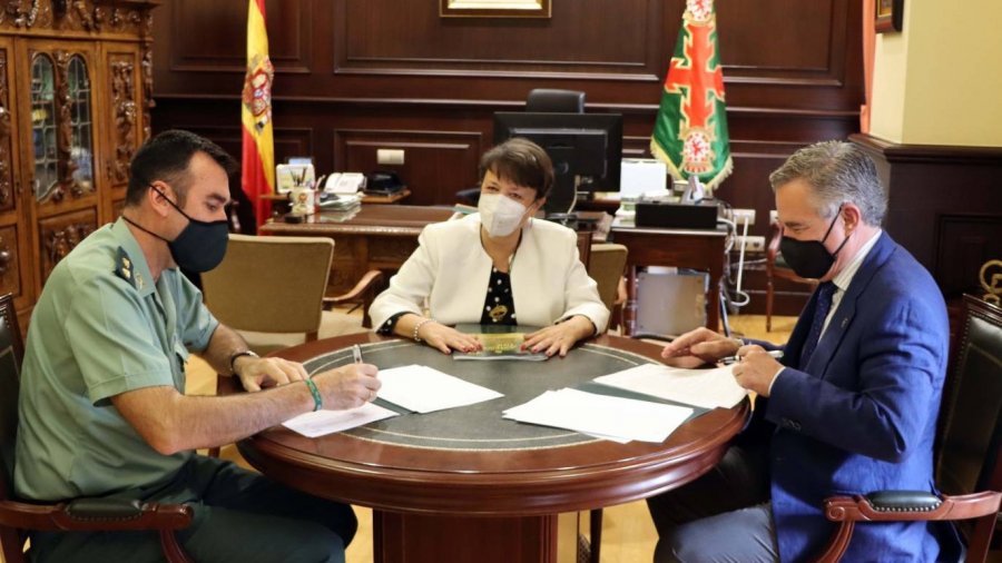 Colegio Oficial de Farmacéuticos de Córdoba y Guardia Civil.