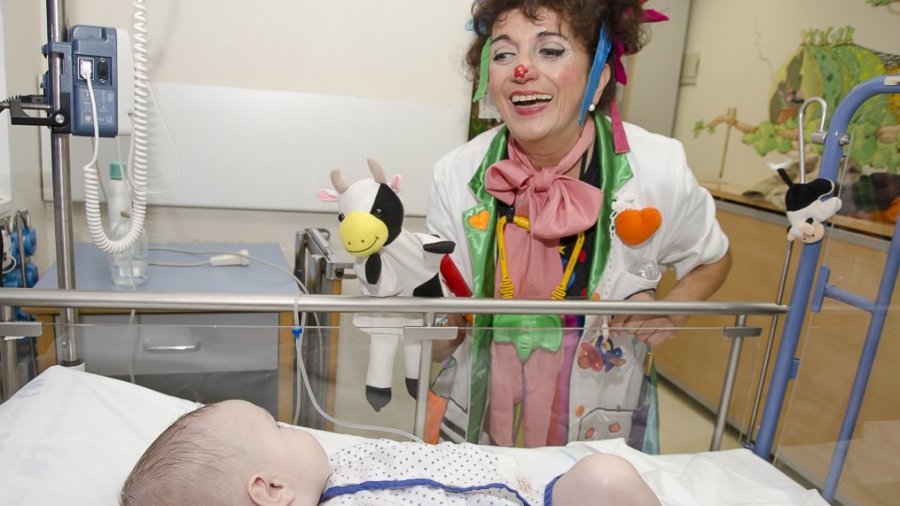 Una Doctora Sonrisa haciendo reír a un bebé.