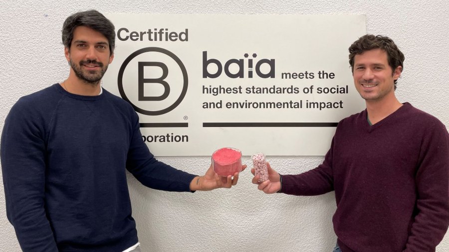 Guillermo Milans del Bosch (izda) y Loan Bensadon (segundo por la dcha), cofundadores de Baïa, posan con la miraculina en polvo y en comprimidos.