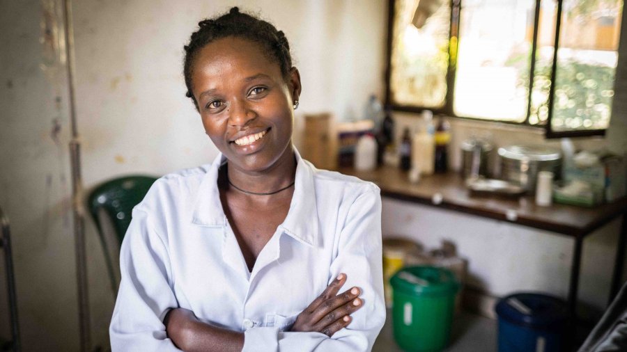 Trabajadora de la salud en África.