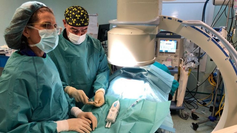 La doctora Monzón y el doctor Abejón realizando la intervención.