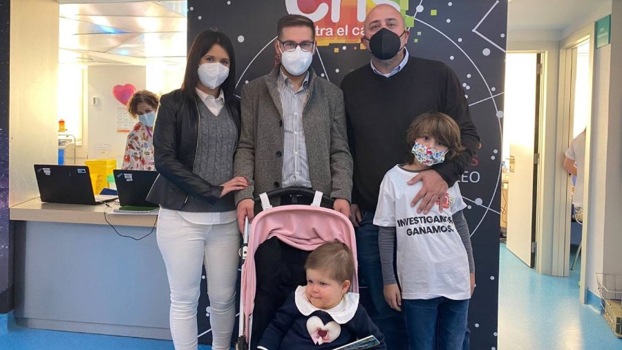 Mateo junto a sus padres y su hermana en la presentación del proyecto investigador.