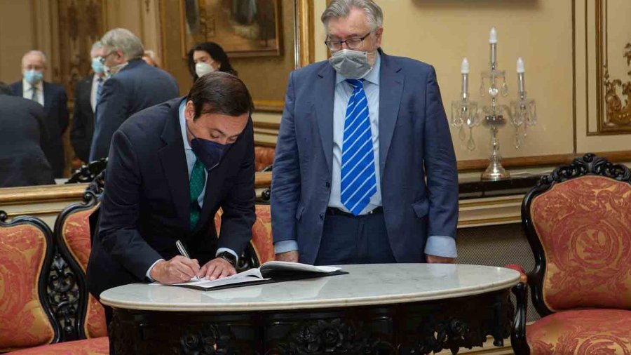 Momento de la firma del convenio entre Cofares y RANF.