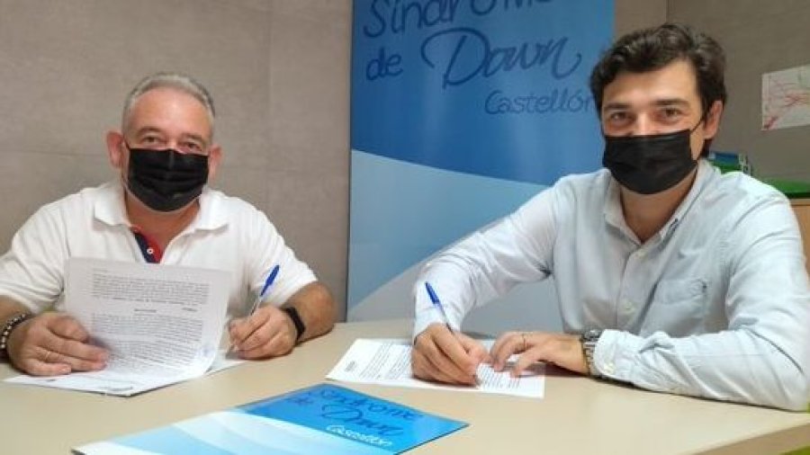 Durante la firma del convenio entre Fundación Síndrome de Down Castellón  Laboratorios Calduch.