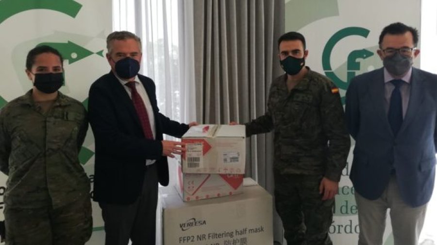 Entrega de mascarillas de los farmacéuticos cordobeses a militares.