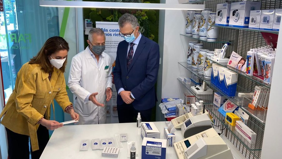 Paula Payá, presidenta del Cofrm, en una farmacia de la región de Murcia