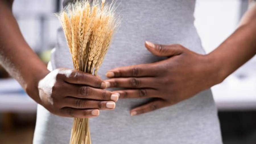 La enfermedad celiaca se manifiesta como una intolerancia permanente al gluten presente en cereales.