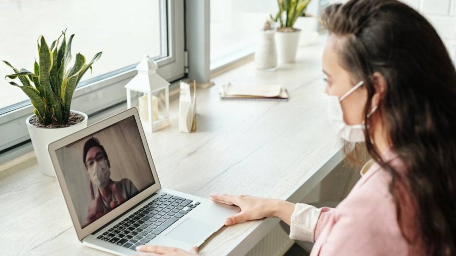 Servicio de telemedicina a través de una videoconferencia.