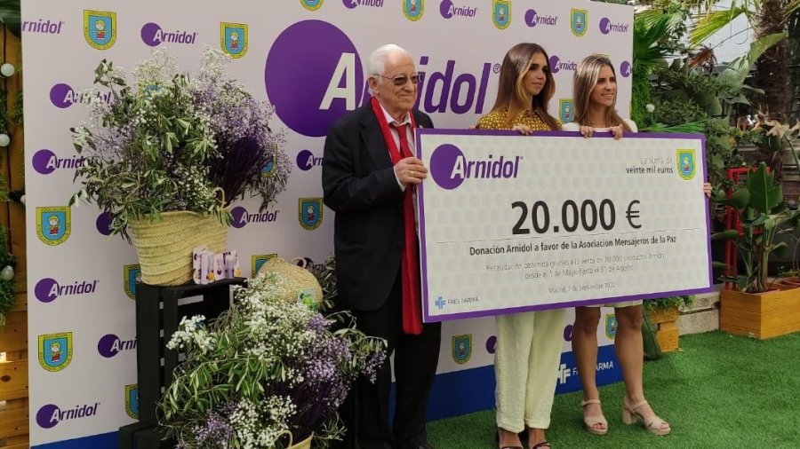 Entrega de la donación de Arnidol.