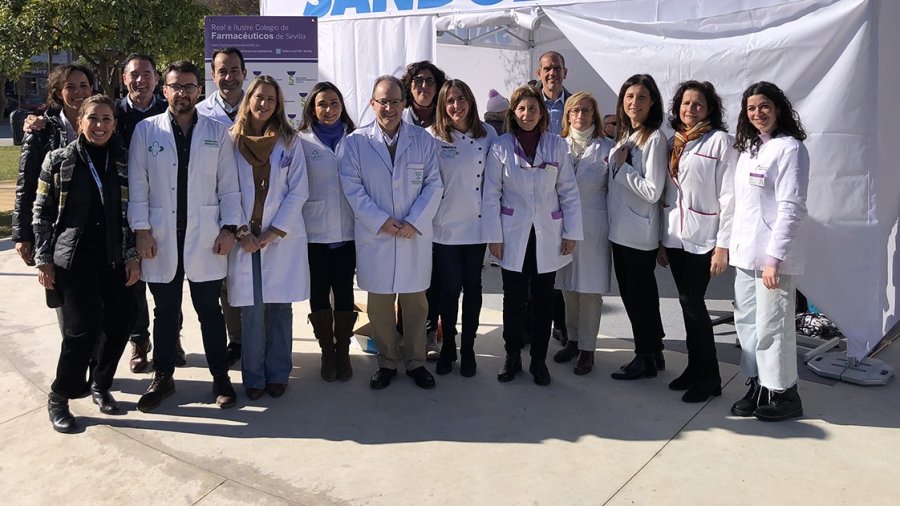 Farmacéuticos sevillanos en la carpa de la salud. 