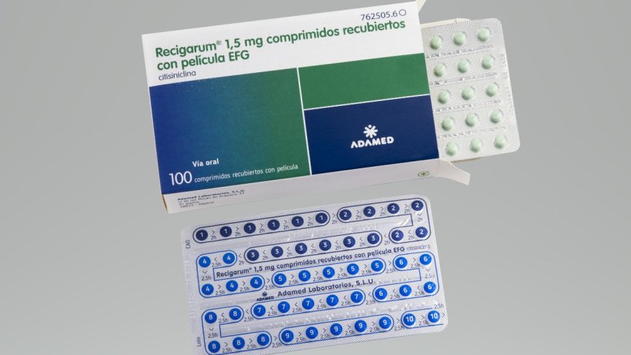 Caja y blíster con calendario incorporado del medicamento para el tratamiento de la dependencia tabáquica RECIGARum.