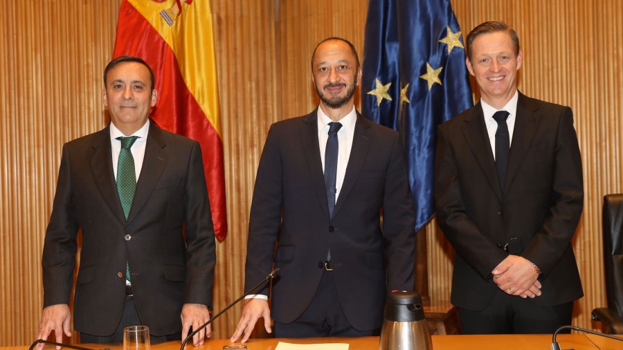 Eduardo Pastor, Alfonso Rodríguez Gómez de Celis y Bernd Grabner durante la jornada que Cofares ha organizado en el Congreso de los Diputados.