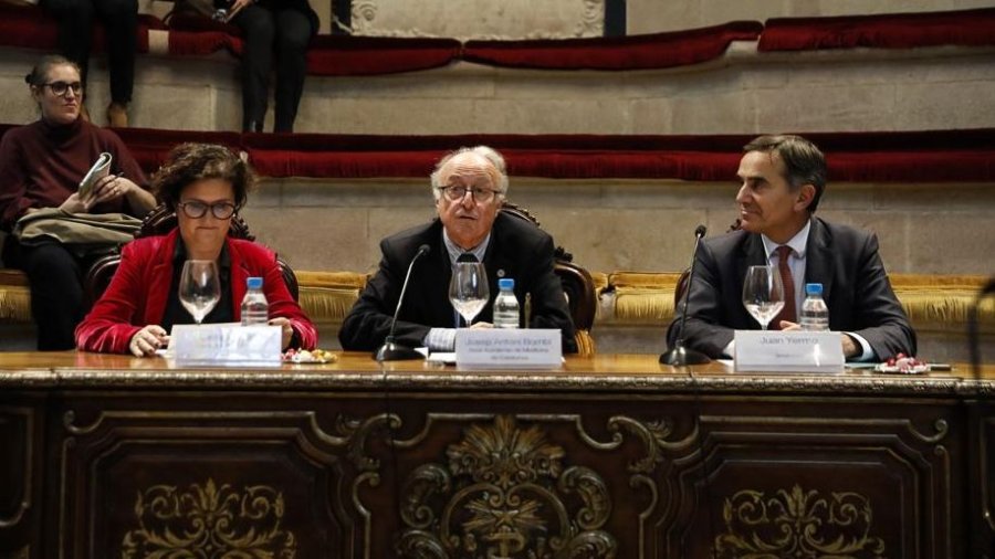 La directora general de Ordenación y Regulación Sanitaria del Departament de Salud de la Generalitat, Clara Pareja; el presidente de la Real Academia de Medicina de Cataluña, josep Antoni Bombí; y el director general de Farmaindustria, Juan Yermo.