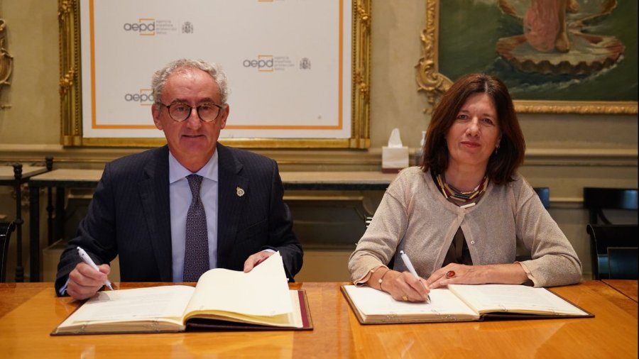 El presidente del Consejo General de Médicos (CGCOM), el doctor Tomás Cobo, y la directora de la Agencia Española de Protección de Datos (AEPD), Mar España.