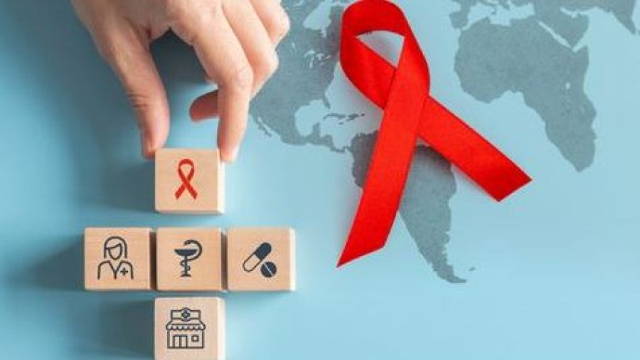 Farmacéuticos de España realizan pruebas rápidas de VIH.