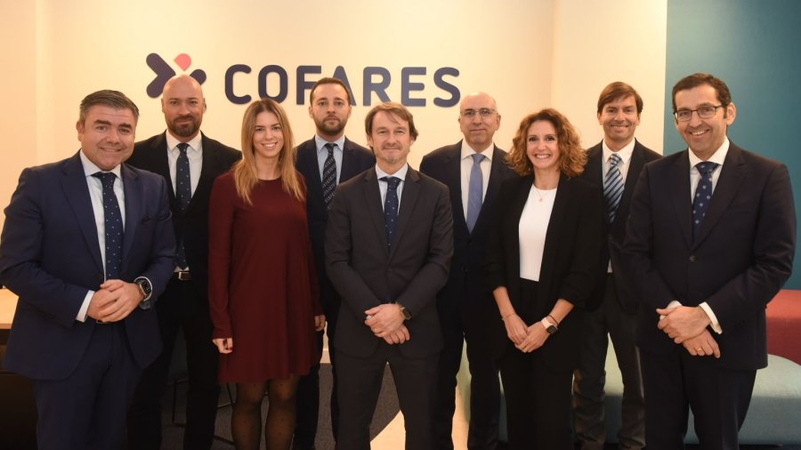 Mikel Gastearena, vicepresidente de Cofares, junto con el equipo de la nueva oficina de crédito en Bilbao.