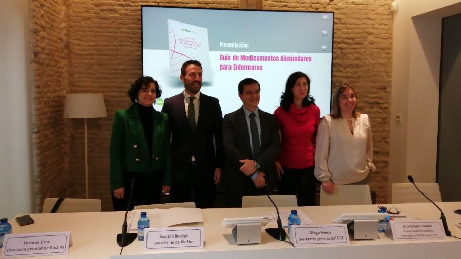 Presentación de la primera Guía de Medicamentos Biosimilares para Enfermeras en la sede histórica del CGE.