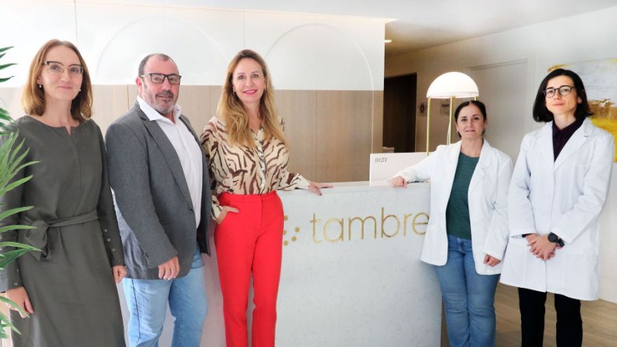 La presidenta de la Fundación científica de Tambre, Inge Kormelink, rodeada del comité científico de la clínica.