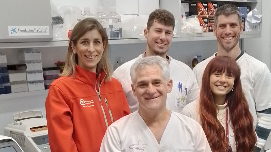 Arriba, María Sabater Molina, Jesus Wagih Gomez y Ángel Bernabé García; abajo, Juan Ramón Gimeno y Serena Munteanu, del grupo de investigación en Cardiogenética de la Universidad de Murcia.