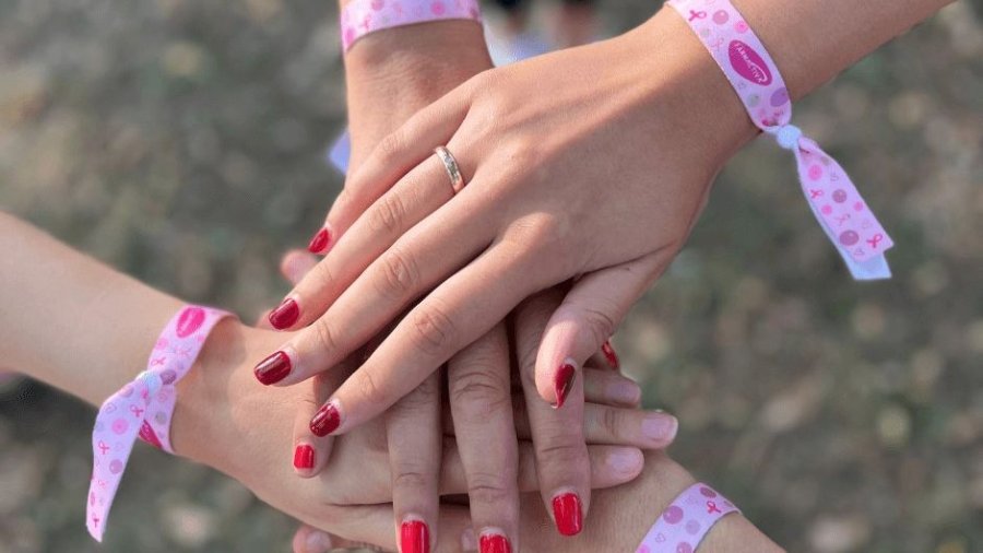 Pulseras solidarias de Farmactiva para que el Grupo GEICAM investigue sobre el cáncer de mama.