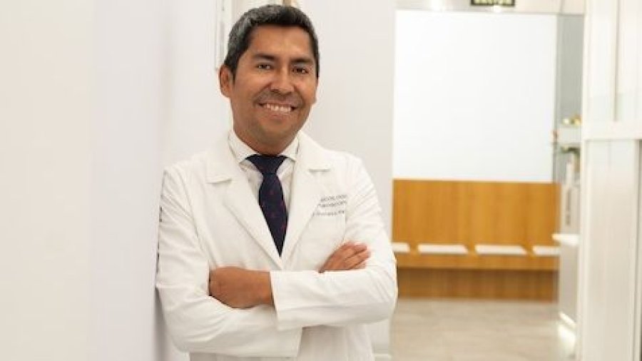 El doctor Gustavo Salazar está especializado en el tratamiento de miomas uterinos y endometriosis.