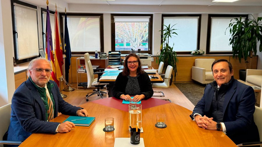 El presidente de Cofares, Eduardo Pastor, ha mantenido un encuentro institucional en Palma de Mallorca con la consejera de Salud de las Islas Baleares, Manuela García, y con el director general de Prestaciones, Farmacia y Consumo, Joan Simonet.