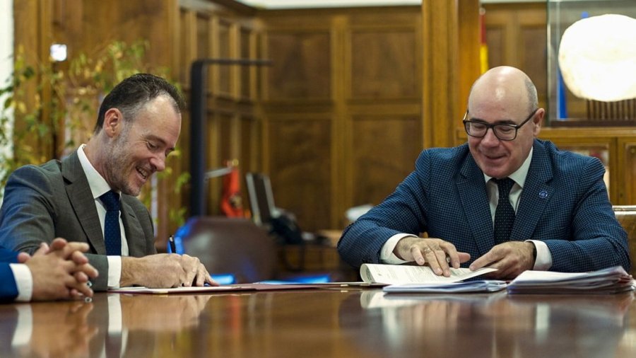 El CEO de PVpharm, José Alberto Ayala, firma el acuerdo con el rector de la Universidad de Granada, Pedro Mercado.