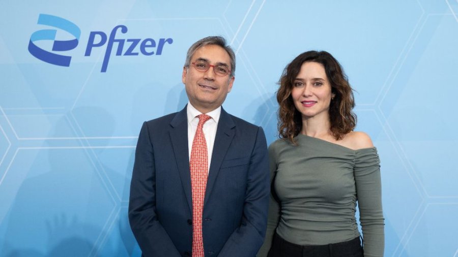 El presidente de Pfizer España, Carlos Murillo, con la presidenta de la Comunidad de Madrid, Isabel Díaz Ayuso.