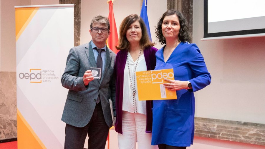 El doctor Luis Carlos Blesa, presidente de la AEP; Mar España, directora de la AEPD; y la doctora María Salmerón, coordinadora del desarrollo del Plan Digital Familiar.