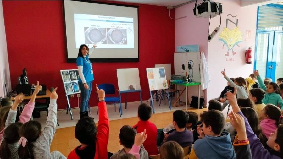 Representante de la Asociación Española de Investigación sobre el Cáncer, Aseica, en un centro educativo.