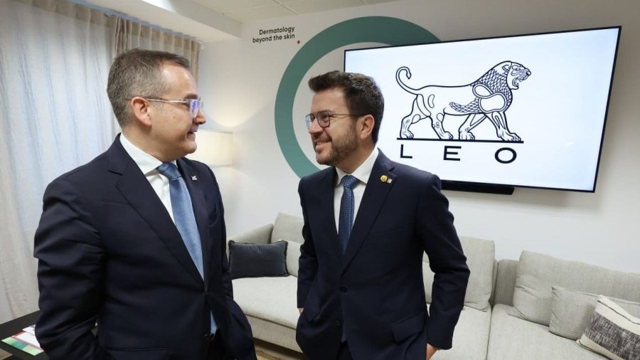El director general de LEO Pharma Iberia, Juan Fran Cuello de Oro, habla con el presidente de la Generalitat de Cataluña, Pere Aragonès.