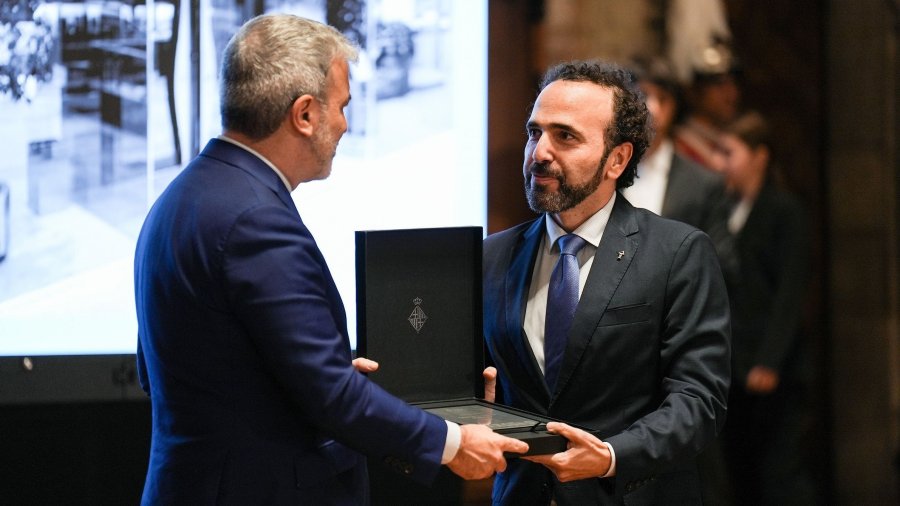 El alcalde de Barcelona, Jaume Collboni, entrega la distinción al presidente del COFB, Jordi Casas.