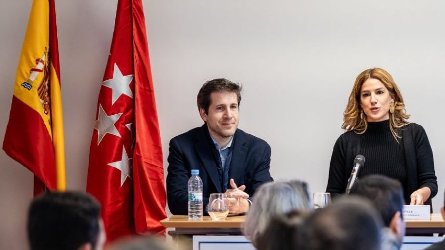 El doctor Rubén Pérez-Mañanes, coordinador de la Unidad de Planificación y Manufactura 3D del Hospital Gregorio Marañón, y Elena Mantilla, directora general de Fundación Madrid por la Competitividad.