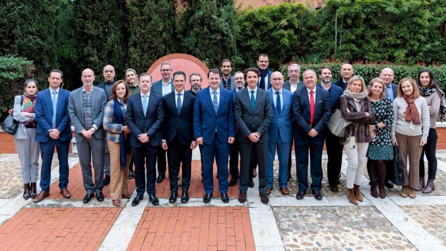 Foto del encuentro institucional que la junta directiva de la Federación Española de Empresas de Tecnología Sanitaria (Fenin) mantuvo con el presidente de Castilla y León, Alfonso Fernández Mañueco.