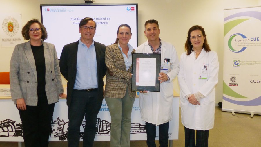 Geteccu entrega una certificación de calidad al Hospital Universitario Infanta Leonor por su atención a pacientes con enfermedad inflamatoria intestinal (EII).
