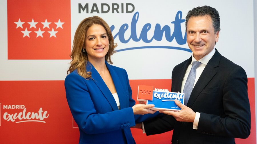 Elena Mantilla, directora general de la Fundación Madrid por la Competitividad, entrega el reconocimiento Madrid Excelente a Jorge Huertas, director general de Oximesa.
