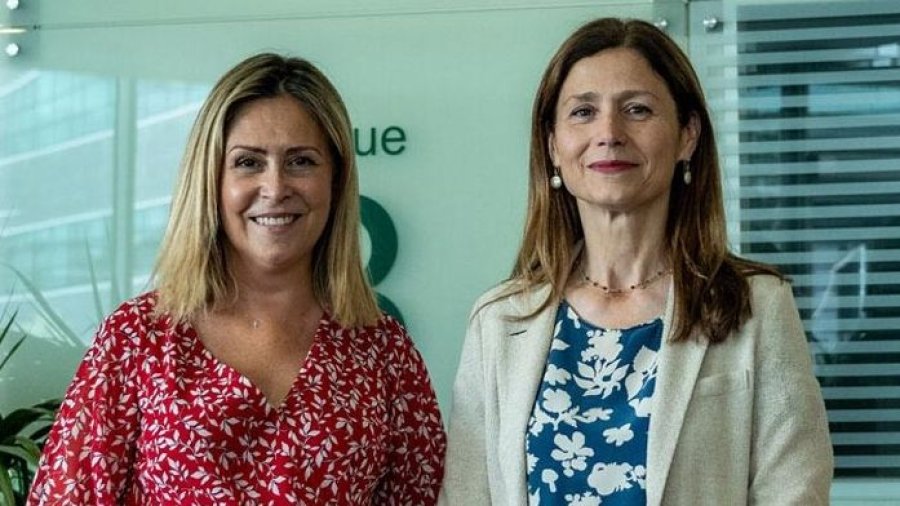 La presidenta de la POP, Carina Escobar, y la directora de la Aemps, María Jesús Lamas.