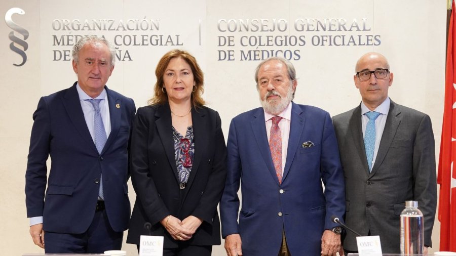 Tomás Cobo, presidente de la OMC; María Isabel Moya, vicepresidenta primera de la OMC; Alfonso Carmona, presidente del Colegio de Médicos de Sevilla; y José Luis Alcíbar, representante nacional de médicos en ejercicio privado de la OMC