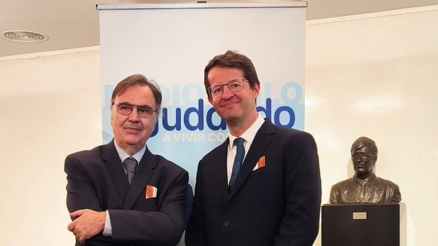 Los doctores Juan José Díez y Alberto Fernández, vicepresidente primero y secretario de la junta directiva de la Sociedad Española de Endocrinología y Nutrición (SEEN).