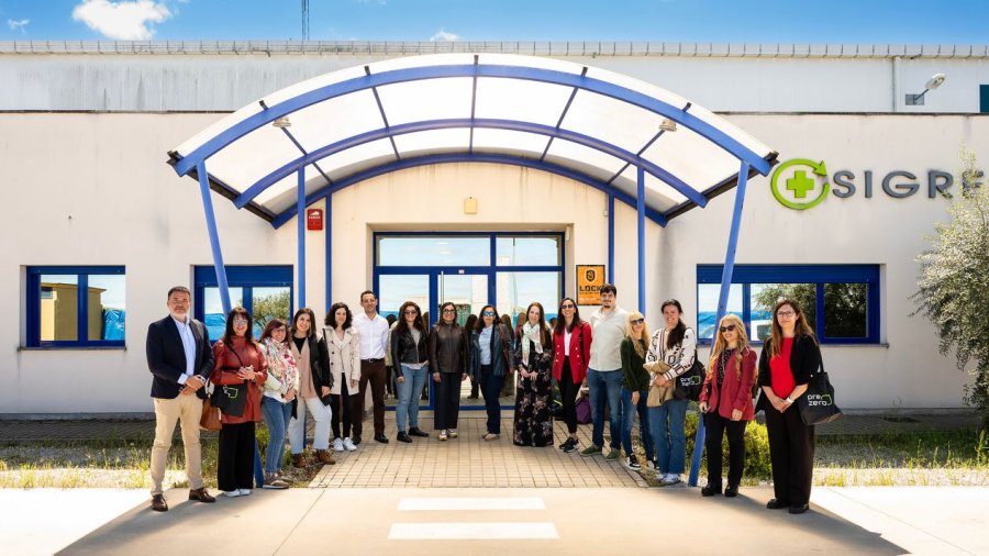 Un momento de la visita de la Asociación Española de Medicamentos Genéricos (Aeseg) a la Planta de Clasificación de Envases y Residuos de Medicamentos de Sigre en Tudela de Duero (Valladolid).
