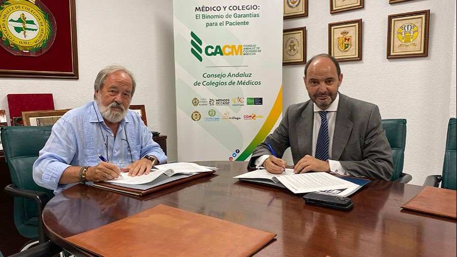 Firma CACM y CBNK_con Alfonso Carmona, presidente CACM, y Manuel Pozo, director RR.II. CBNK