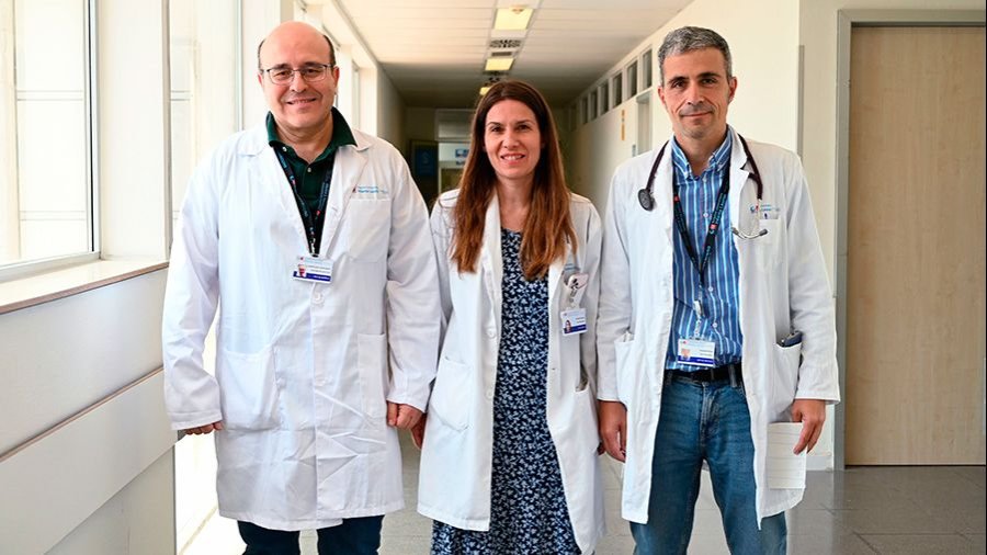 Dr. José Ángel Hernández Rivas, Dra. Nuria Muñoz Rivas y Dr. Juan Torres Macho, profesionales del Hospital Universitario Infanta Leonor