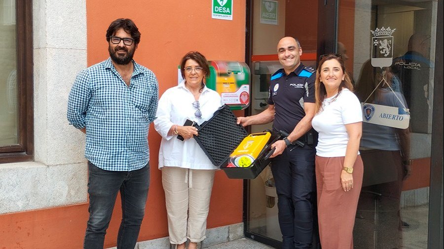 Alcalde de Llanes, Enrique Riestra; concejala de Turismo, Aurora Aguilar; concejala de Deportes, Mónica Remis, y Policía Local, Cristian Peón