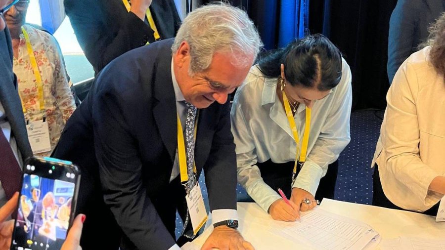 Jesus Aguilar Firma Antimicrobianos FIP25