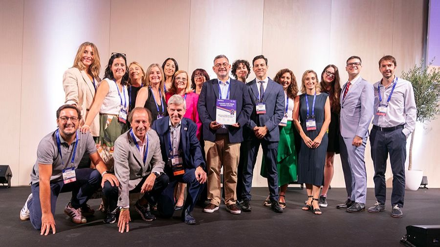 El doctor Santiago Viteri, director del servicio oncológico de Clínicas Mi, recibe el premio acompañado de su equipo