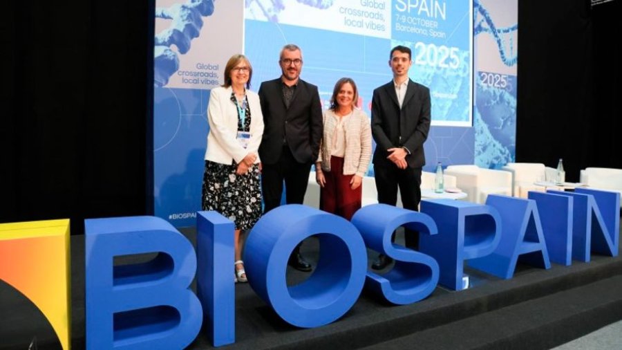 Marina Pollán (Carlos III), Javier Padilla (Ministerio de Sanidad), Fina Lladós (Farmaindustria) e Ion Arocena (AseBio)