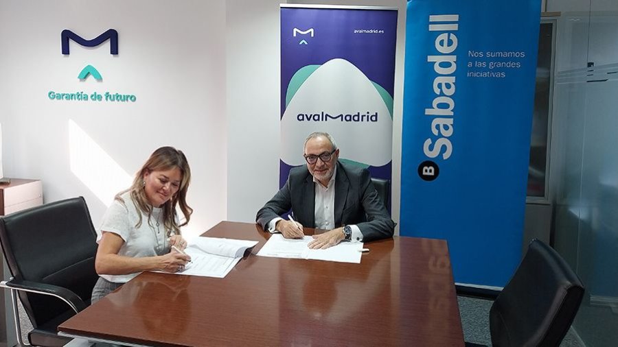 Elena Vargas, directora segmento empresas de la territorial centro de Sabadell y Lorenzo Alonso Felipe, director general de Avalmadrid