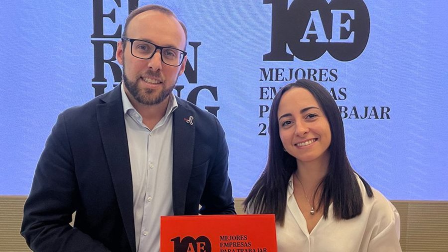 Carlos Lahoz, director de Recursos Humanos de GE HealthCare Iberia; y María Barredo, Apprentice HR Generalist